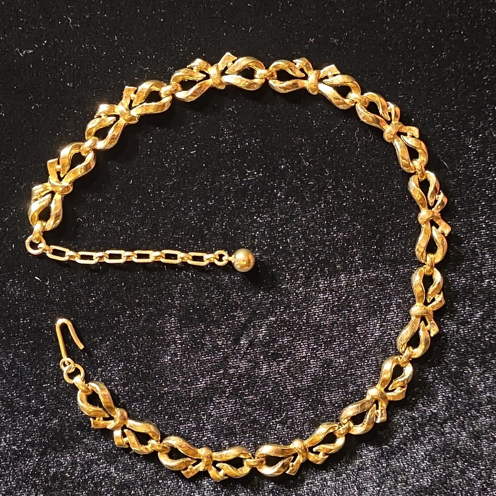 Vintage Crown Trifari Pretty Bows Elegant Goldtone Chain Necklace